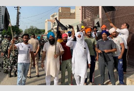 ਕਿਸਾਨਾਂ ਨੇ ਰਾਨੀਆ ਰੋਡ ‘ਤੇ ਭਾਜਪਾ ਨੇਤਾਵਾਂ ਨੂੰ ਕਾਲੇ ਝੰਡੇ ਦਿਖਾਏ