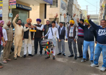 ਖੇਤੀ ਕਾਨੂੰਨਾਂ ਨੂੰ ਵਾਪਸ ਲੈਣ ਦੀ ਖੁਸ਼ੀ ਵਿੱਚ ਲੱਡੂ ਵੰਡੇ