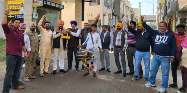 ਖੇਤੀ ਕਾਨੂੰਨਾਂ ਨੂੰ ਵਾਪਸ ਲੈਣ ਦੀ ਖੁਸ਼ੀ ਵਿੱਚ ਲੱਡੂ ਵੰਡੇ