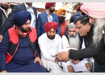 ਆਟੋ ਰਿਕਸ਼ਾ ਚਾਲਕਾਂ ਦੇ ਦਿਲ ਜਿੱਤ ਕੇ ਲੈ ਗਏ ਆਮ ਲੋਕਾਂ ਦੇ ਮੁੱਖ ਮੰਤਰੀ ਚੰਨੀ