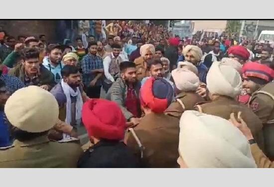 ਗੁਰੂ ਹਰਸਹਾਏ ਵਿਖੇ ਬੇਰੁਜ਼ਗਾਰ ਅਧਿਆਪਕਾਂ ਨੇ ਕੀਤਾ ਮੁੱਖ ਮੰਤਰੀ ਦਾ ਵਿਰੋਧ