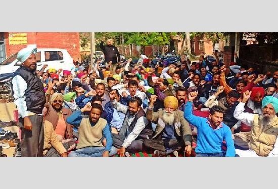 ਬਿਜਲੀ ਕਾਮੇ ਸੰਘਰਸ਼ ਦੇ ਰਾਹ ‘ਤੇ, ਨੌਵੇਂ ਦਿਨ ਵੀ ਦਫਤਰਾਂ ਵਿੱਚ ਸੁੰਨ ਪਸਰੀ ਰਹੀ