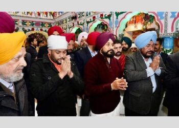 ਮੁੱਖ ਮੰਤਰੀ ਦੀ ਮਸਤਾਂ ਦੇ ਦਰਬਾਰ ‘ਚ ਹਾਜ਼ਰੀ: ਡੇਰਾ ਬਾਬਾ ਮੁਰਾਦ ਸ਼ਾਹ ਤੇ ਬਾਪੂ ਲਾਲ ਬਾਦਸ਼ਾਹ ਦੇ ਦਰਬਾਰ ‘ਚ ਮੱਥਾ ਟੇਕਿਆ