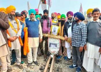 ਕਿਸਾਨਾਂ ਮਜ਼ਦੂਰਾਂ ਦਾ 8ਵੇਂ ਦਿਨ ਵੀ ਰੇਲ ਮੋਰਚਾ ਜਾਰੀ, ਔਜਲਾ ਦੇ ਬਿਆਨ ਦੀ ਨਿਖੇਧੀ ਕਰਦਿਆਂ ਫੂਕਿਆ ਪੁਤਲਾ