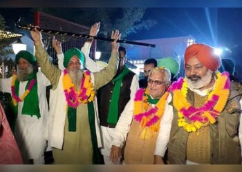 ਖੁੰਢੇ ਵਾਲੇ ਕਿਸਾਨ ਬਾਬੇ ਨੇ ਅੰਦੋਲਨ ਜਿੱਤ ਦੀ ਖੁਸ਼ੀ ‘ਚ ਖੁੰਢਾ ਮੋਢੇ ‘ਤੇ ਰੱਖ ਪਾਇਆ ਭੰਗੜਾ