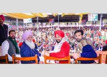 ਕਿਹੜਾ ਆਮ ਆਦਮੀ ਆਲੀਸ਼ਾਨ ਜੀਵਨ ਜਿਊਂਦਾ ਹੈ ਅਤੇ ਮਹਿੰਗੇ ਹੋਟਲਾਂ ਵਿੱਚ ਰਹਿੰਦਾ ਹੈ : ਮੁੱਖ ਮੰਤਰੀ ਨੇ ਕੇਜਰੀਵਾਲ ਨੂੰ ਪੁੱਛਿਆ