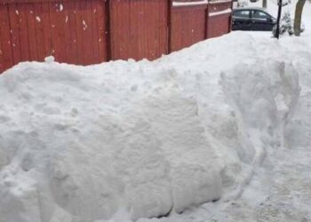 ਕੈਨੇਡਾ ਵਿੱਚ ਪੈ ਰਹੀ ਕੜਾਕੇ ਦੀ ਠੰਡ ਕਾਰਨ ਜਨ ਜੀਵਨ ਪ੍ਰਭਾਵਿਤ ਨਦੀਆਂ, ਦਰਿਆ ਅਤੇ ਝੀਲਾਂ ਦਾ ਪਾਣੀ ਜੰਮਿਆ, ਟੋਰੰਟੋ ਵਿੱਚ ਲੋਕਾਂ ਦੇ ਘਰਾਂ ਅੱਗੇ ਕਈ ਫੁੱਟ ਪਈ ਬਰਫ, ਲੋਕ ਹੋਏ ਪ੍ਰੇਸ਼ਾਨ