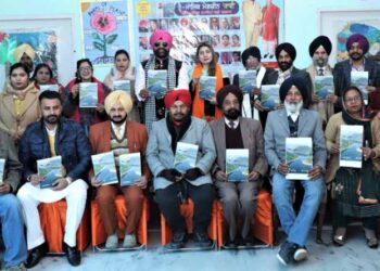 ਤ੍ਰੈ-ਮਾਸਿਕ ਰਸਾਲੇ ‘ਰਾਵੀ’ ਦੇ ਲੋਕ-ਅਰਪਣ ਦੌਰਾਨ ਲੇਖਕ ਰਿਪੁਦਮਨ ਸਿੰਘ ਰੂਪ ਦਾ ਸਨਮਾਨ