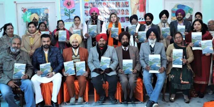 ਤ੍ਰੈ-ਮਾਸਿਕ ਰਸਾਲੇ ‘ਰਾਵੀ’ ਦੇ ਲੋਕ-ਅਰਪਣ ਦੌਰਾਨ ਲੇਖਕ ਰਿਪੁਦਮਨ ਸਿੰਘ ਰੂਪ ਦਾ ਸਨਮਾਨ