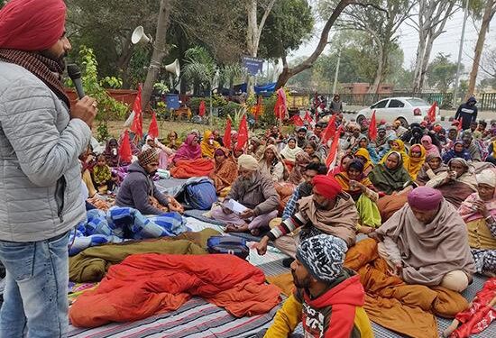 ਨੌਜਵਾਨਾਂ ਦੀ ਰਿਹਾਈ ਨੂੰ ਲੈ ਕੇ ਐੱਸਐੱਸਪੀ ਦਫ਼ਤਰ ਅੱਗੇ ਵੱਖ-ਵੱਖ ਜਥੇਬੰਦੀਆਂ ਵੱਲੋਂ ਮੋਰਚਾ ਤੀਜੇ ਦਿਨ ਵੀ ਜਾਰੀ
