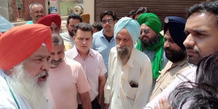 ਗਮਾਡਾ ਨੇ ਬਲੌਂਗੀ ਵਿੱਚ ਹੋ ਰਹੀ ਉਸਾਰੀ ਨੂੰ ਢਾਹਿਆ ਪਿੰਡ ਦੇ ਸਰਪੰਚ ਸਰਦਾਰ ਬਹਾਦਰ ਸਿੰਘ ਅਤੇ ਇਲਾਕਾ ਵਾਸੀਆਂ ਨੇ ਕੀਤਾ ਗਮਾਡਾ ਦੀ ਕਾਰਵਾਈ ਦਾ ਡਟਵਾਂ ਵਿਰੋਧ
