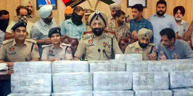 ਲੁਧਿਆਣਾ ਵਿੱਚ ਹੋਈ ਡਕੈਤੀ ਦੇ ਮਾਮਲੇ ਵਿੱਚ ਪੁਲੀਸ ਵਲੋਂ ਲੁੱਟ ਵਿੱਚ ੪ਾਮਿਲ 5 ਮੁਜਰਮ ਕਾਬੂ, 5 ਕਰੋੜ ਰੁਪਏ ਬਰਾਮਦ ਕੰਪਨੀ ਦਾ ਡਰਾਈਵਰ ਅਤੇ ਉਸ ਦੀ ਪ੍ਰੇਮਿਕਾ ਨਿੱਕਲੇ ਮਾਸਟਰ ਮਾਈਡ