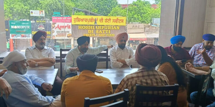 ਭਿਖਾਰੀਆਂ ਤੋਂ ਬੁਰੀ ਤਰ੍ਹਾਂ ਪਰੇਸ਼ਾਨ ਹਨ ਫੇਜ਼-5 ਮਾਰਕੀਟ ਦੇ ਦੁਕਾਨਦਾਰ ਮਾਰਕੀਟ ਵੈਲਫੇਅਰ ਐਸੋਸੀਏਸ਼ਨ ਦੀ ਮੀਟਿੰਗ ਵਿੱਚ ਮਸਲੇ ਵਿਚਾਰੇ