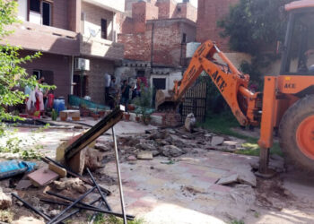 ਨਗਰ ਨਿਗਮ ਨੇ ਫੇਜ਼ 1 ਦੇ ਐਚ ਈ ਮਕਾਨਾਂ ਵਾਲਿਆਂ ਵਲੋਂ ਪਾਰਕ ਵਿੱਚ ਕੀਤਾ ਕਬਜ਼ਾ ਛੁੜਵਾਇਆ ਜੇ ਸੀ ਬੀ ਮਸ਼ੀਨ ਨਾਲ ਤੋੜੇ ਜੰਗਲੇ, ਮੌਕੇ ਤੇ ਨਿਗਮ ਕੌਂਸਲਰ ਅਤੇ ਵਸਨੀਕ ਵਿੱਚ ਹੋਈ ਤਿੱਖੀ ਬਹਿਸੋ