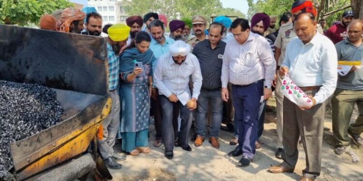 ਆਮ ਆਦਮੀ ਪਾਰਟੀ ਵੱਲੋਂ ਕੀਤੇ ਵਾਇਦਿਆਂ ਅਤੇ ਗਾਰੰਟੀਆਂ ਨੂੰ ਇੱਕ ਇੱਕ ਕਰਕੇ ਪੂਰਾ ਕਰ ਰਹੀ ਹੈ ਪੰਜਾਬ ਸਰਕਾਰ : ਕੁਲਵੰਤ ਸਿੰਘ ਕੰਬਾਲੀ ਵਿਖੇ ਬਲਕ ਮਟੀਰੀਅਲ ਮਾਰਕੀਟ ਵਿੱਚ ਸੜਕਾਂ ਤੇ ਪ੍ਰੀਮਿਕਸ ਕਾਰਪਟਿੰਗ ਦੇ ਕੰਮ ਦਾ ਉਦਘਾਟਨ