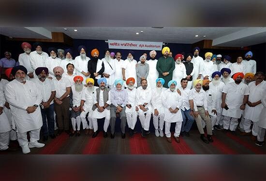 ਜਲੰਧਰ ਵਿਚ ਹੋਈ ਸਰਬ ਪਾਰਟੀ ਮੀਟਿੰਗ ਵੱਲੋਂ ਬਰਜਿੰਦਰ ਸਿੰਘ ਹਮਦਰਦ ਨਾਲ ਜ਼ਾਹਰ ਕੀਤੀ ਇੱਕਮੁੱਠਤਾ- ਸਰਕਾਰ ਨੂੰ ਦਿੱਤੀ ਚੇਤਾਵਨੀ
