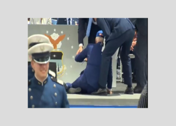 ਅਮਰੀਕੀ ਰਾਸ਼ਟਰਪਤੀ ਗਰੈਜੂਏਸ਼ਨ ਸੈਰੇਮਨੀ ’ਚ ਡਿੱਗੇ, ਤੁਰੰਤ ਉਠ ਖੜ੍ਹੇ