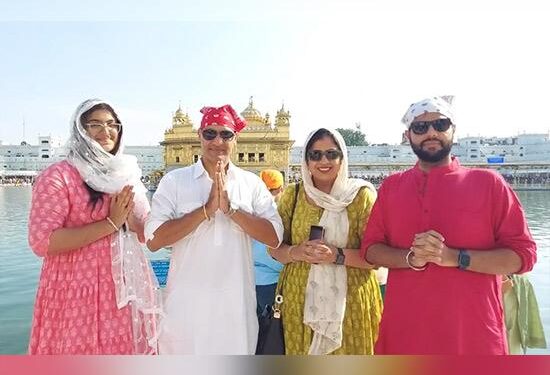 ਗ਼ਦਰ 2 ਫਿਲਮ ਦੀ ਸਟਾਰ ਕਾਸਟ ਸ਼੍ਰੀ ਦਰਬਾਰ ਸਾਹਿਬ ਵਿਖੇ ਹੋਈ ਨਤਮਸਤਕ