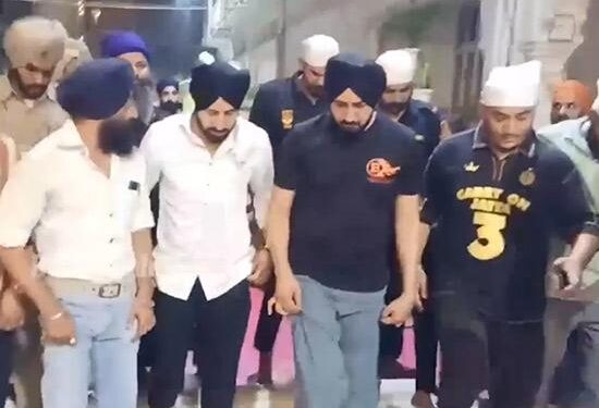 ਪੰਜਾਬੀ ਅਦਾਕਾਰ ਗਿੱਪੀ ਗਰੇਵਾਲ ਅਤੇ ਬੀਨੂ ਢਿੱਲੋਂ ਸ੍ਰੀ ਦਰਬਾਰ ਸਾਹਿਬ ਵਿਖੇ ਹੋਏ ਨਤਮਸਤਕ