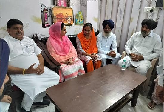 ਹਰਸਿਮਰਤ ਕੌਰ ਬਾਦਲ ਮਾਨਸਾ ਪ੍ਰਧਾਨ ਰਘੁਵੀਰ ਸਿੰਘ ਦੇ ਦਾਦੀ ਦੀ ਮੌਤ ਤੇ ਦੁੱਖ ਸਾਂਝਾ ਕਰਨ ਪਹੁੰਚੇ