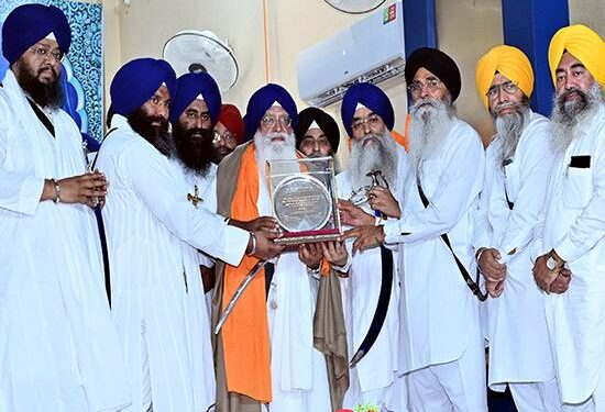 ਸੱਚਖੰਡ ਸ੍ਰੀ ਹਰਿਮੰਦਰ ਸਾਹਿਬ ਦੇ ਮੁੱਖ ਗ੍ਰੰਥੀ ਗਿਆਨੀ ਜਗਤਾਰ ਸਿੰਘ ਨੂੰ ਸੇਵਾ ਮੁਕਤ ਹੋਣ ’ਤੇ ਕੀਤਾ ਸਨਮਾਨਤ