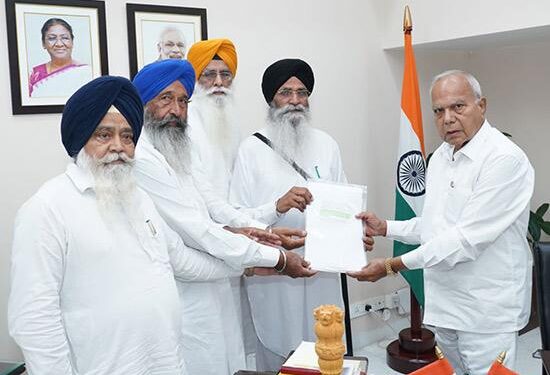 ਸ਼੍ਰੋਮਣੀ ਕਮੇਟੀ ਵਫ਼ਦ ਨੇ ਪੰਜਾਬ ਦੇ ਰਾਜਪਾਲ ਨੂੰ ਮਿਲ ਕੇ ਸਿੱਖ ਗੁਰਦੁਆਰਾ ਸੋਧ ਬਿੱਲ ਨੂੰ ਨਾਮਨਜੂਰ ਕਰਨ ਦੀ ਕੀਤੀ ਮੰਗ