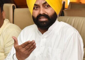 ਮਨਿਸਟਰਜ਼ ਫ਼ਲਾਇੰਗ ਸਕੁਐਡ ਵੱਲੋਂ ਦੂਜੇ ਸੂਬਿਆਂ ਦੀਆਂ ਬਿਨਾਂ ਟੈਕਸ ਚਲਦੀਆਂ ਦੋ ਬੱਸਾਂ ਦੇ 50-50 ਹਜ਼ਾਰ ਰੁਪਏ ਦੇ ਚਲਾਨ