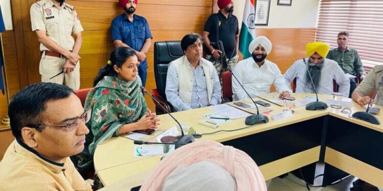 ਹਰੇਕ ਪ੍ਰਭਾਵਿਤ ਵਿਅਕਤੀ ਤੱਕ ਪੁੱਜਣੀ ਯਕੀਨੀ ਬਣਾਈ ਜਾਵੇਗੀ ਸਰਕਾਰ ਵੱਲੋਂ ਦਿੱਤੀ ਜਾਣ ਵਾਲੀ ਰਾਹਤ : ਬ੍ਰਮ ਸ਼ੰਕਰ ਜਿੰਪਾ ਮੁਹਾਲੀ ਜ਼ਿਲ੍ਹੇ ਵਿੱਚ ਹੜ੍ਹ ਪ੍ਰਭਾਵਿਤ ਇਲਾਕਿਆਂ ਤੇ ਪੀੜਤਾਂ ਦੇ ਮੁੜ ਵਸੇਬੇ ਬਾਰੇ ਪ੍ਰਸ਼ਾਸਨ ਨਾਲ ਮੀਟਿੰਗ