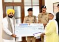 ਮੁੱਖ ਮੰਤਰੀ ਨੇ ਜਾਨ ਗੁਆਉਣ ਵਾਲੇ ਪੁਲਿਸ ਮੁਲਾਜ਼ਮਾਂ ਦੇ ਵਾਰਸਾਂ ਨੂੰ 2 ਕਰੋੜ ਰੁਪਏ ਦੇ ਚੈੱਕ ਸੌਂਪੇ