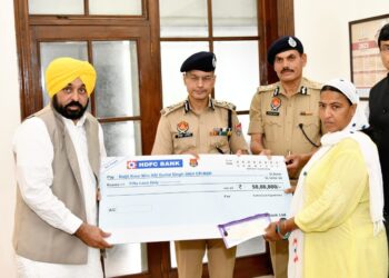 ਮੁੱਖ ਮੰਤਰੀ ਨੇ ਜਾਨ ਗੁਆਉਣ ਵਾਲੇ ਪੁਲਿਸ ਮੁਲਾਜ਼ਮਾਂ ਦੇ ਵਾਰਸਾਂ ਨੂੰ 2 ਕਰੋੜ ਰੁਪਏ ਦੇ ਚੈੱਕ ਸੌਂਪੇ