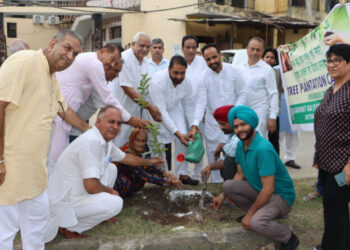 ਵਾਤਾਵਰਣ ਨੂੰ ਸੁੱਧ ਰੱਖਣ ਲਈ ਬੂਟੇ ਲਗਾਏ