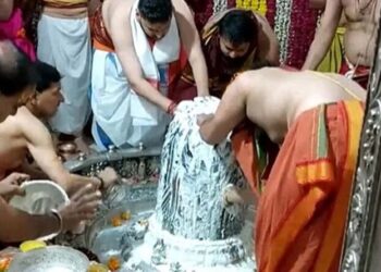 ਉਜੈਨ ਦੇ ਮਹਾਕਾਲੇਸ਼ਵਰ ਮੰਦਰ ਵਿਚ ਕੀਤੀ ਭਸਮ ਆਰਤੀ