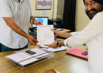 ਫੇਜ਼ 5 ਦੀ ਮਾਰਕੀਟ ਦੇ ਪਿੱਛੇ ਪਾਈਆਂ ਜਾ ਰਹੀਆਂ ਸੀਵਰੇਜ ਪਾਈਪਾਂ ਦੀ ਸਮਰਕਾ ਵਧਾਉਣ ਲਈ 16 ਇੰਚ ਦੀਆਂ ਪਾਈਪਾਂ ਪਾਉਣ ਦੀ ਮੰਗ