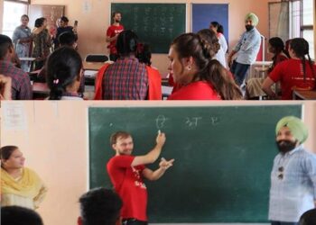 ਪੰਜਾਬ ਦਾ ਨੌਜਵਾਨ ਅਮਰੀਕਾ ਦੇ ਨੌਜਵਾਨ ਨਾਲ ਮਿਲਕੇ ਗੋਰਿਆਂ ਨੂੰ ਦਿਖਾ ਰਿਹਾ ਹੈ ਪੰਜਾਬ