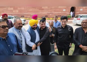 ‘ਆਪ’ ਦੇ ਸੰਸਦ ਮੈਂਬਰ ਸੰਜੇ ਸਿੰਘ ਦੇ ਸਮਰਥਨ ‘ਚ ਪਾਰਲੀਮੈਂਟ ਪਹੁੰਚੇ ਭਗਵੰਤ ਮਾਨ