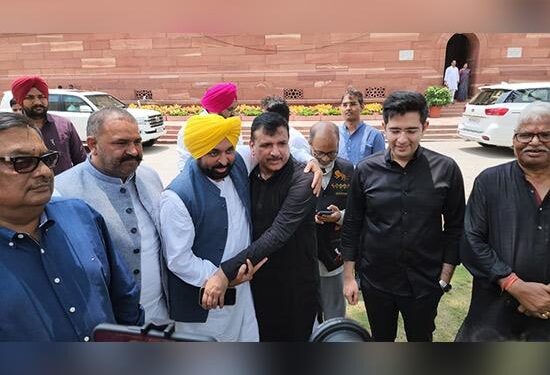 ‘ਆਪ’ ਦੇ ਸੰਸਦ ਮੈਂਬਰ ਸੰਜੇ ਸਿੰਘ ਦੇ ਸਮਰਥਨ ‘ਚ ਪਾਰਲੀਮੈਂਟ ਪਹੁੰਚੇ ਭਗਵੰਤ ਮਾਨ