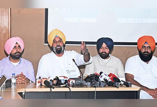ਮਜੀਠੀਆ ਵੱਲੋਂ ਹਾਈ ਕੋਰਟ ਨੂੰ ਆਪ ਸਰਕਾਰ ਵੱਲੋਂ 750 ਕਰੋੜ ਰੁਪਏ ਇਸ਼ਤਿਹਾਰਾਂ ’ਤੇ ਖਰਚਣ ਦਾ ਆਪ ਮੁਹਾਰੇ ਨੋਟਿਸ ਲੈਣ ਦੀ ਅਪੀਲ