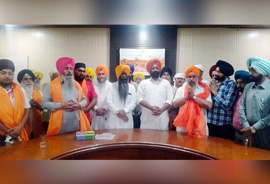 ਹੜ੍ਹ ਪ੍ਰਭਾਵਤ ਖੇਤਰ ਲਈ ਦਿੱਲੀ ਤੋਂ ਆਈ ਸੰਗਤ ਨੇ ਗੁਰਦੁਆਰਾ ਪ੍ਰਬੰਧਕਾਂ ਨੂੰ ਸੌਂਪੀ ਰਾਹਤ ਸਮੱਗਰੀ