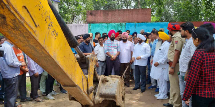 ਲੋਕਾਂ ਦੀ ਸੇਵਾ ਵਿੱਚ ਹਮੇਸ਼ਾ ਹਾਜ਼ਰ ਹੈ ਆਪ ਸਰਕਾਰ : ਕੁਲਵੰਤ ਸਿੰਘ ਪਿੰਡ ਰਾਮਗੜ੍ਹ ਵਿਖੇ ਪਾਣੀ ਦੇ ਟਿਊਬਵੈਲ ਅਤੇ ਪਿੰਡ ਦਾਊਂ ਦੇ ਸਰਕਾਰੀ ਸਕੂਲ ਵਿੱਚ ਬਣਾਏ ਕਮਰਿਆਂ ਦਾ ਉਦਘਾਟਨ ਕੀਤਾ