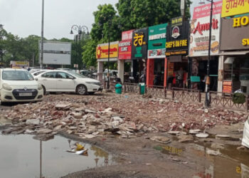 ਫੇਜ਼ 5 ਦੀ ਮਾਰਕੀਟ ਦੀ ਪਾਰਕਿੰਗ ਦੀ ਹਾਲਤ ਬੇਹਾਲ ਪਾਰਕਿੰਗ ਵਿੱਚ ਸੁਟਵਾਏ ਮਲਬੇ ਕਾਰਨ ਗੰਦਗੀ ਦੀ ਭਰਮਾਰ, ਵਾਹਨ ਚਾਲਕ ਹੁੰਦੇ ਹਨ ਪਰੇਸ਼ਾਨ