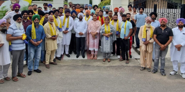 ਆਮ ਆਦਮੀ ਪਾਰਟੀ ਵੱਲੋਂ ਕੀਤੇ ਗਏ ਕੰਮਾਂ ਨੂੰ ਲੋਕ ਦੇ ਰਹੇ ਹਨ ਭਰਵਾਂ ਹੁੰਗਾਰਾ: ਕੁਲਵੰਤ ਸਿੰਘ ਮੁਹਾਲੀ ਦੇ 35 ਪਰਿਵਾਰ ਹੋਏ ਆਪ ਵਿੱਚ ਸ਼ਾਮਿਲ