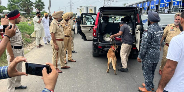 ਆਜਾਦੀ ਦਿਹਾੜੇ ਨੂੰ ਮੁੱਖ ਰੱਖਦਿਆਂ ਪੁਲੀਸ ਹੋਈ ਚੌਕਸ ਥਾਂ ਥਾਂ ਤੇ ਲਗਾਏ ਹਾਈ ਟੈਕ ਨਾਕੇ, ਸ਼ੱਕੀ ਵਿਅਕਤੀਆਂ ਦੀ ਗਹਿਰਾਈ ਨਾਲ ਕੀਤੀ ਜਾ ਰਹੀ ਹੈ ਜਾਂਚ