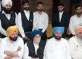 ਆਮ ਆਦਮੀ ਘਰ ਬਚਾਓ ਮੋਰਚਾ ਵੱਲੋਂ ਰਜਿਸਟਰੀਆਂ ਅਤੇ ਉਸਾਰੀ ਤੇ ਪਾਬੰਦੀ ਦੇ ਖਿਲਾਫ ਮੁਹਿੰਮ ਆਰੰਭ ਅਣ੍ਰਅਧਿਕਾਰਤ ਕਲੋਨੀਆਂ ਦੀ ਰਜਿਸਟਰੀ ਅਤੇ ਉਸਾਰੀ ਦੇ ਕੰਮ ਤੇ ਲੱਗੀ ਪਾਬੰਦੀ ਹਟਾਉਣ ਲਈ ਮੁੱਖ ਮੰਤਰੀ ੯ ਭੇਜਿਆ ਮੰਗ ਪੱਤਰ