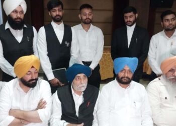 ਆਮ ਆਦਮੀ ਘਰ ਬਚਾਓ ਮੋਰਚਾ ਵੱਲੋਂ ਰਜਿਸਟਰੀਆਂ ਅਤੇ ਉਸਾਰੀ ਤੇ ਪਾਬੰਦੀ ਦੇ ਖਿਲਾਫ ਮੁਹਿੰਮ ਆਰੰਭ ਅਣ੍ਰਅਧਿਕਾਰਤ ਕਲੋਨੀਆਂ ਦੀ ਰਜਿਸਟਰੀ ਅਤੇ ਉਸਾਰੀ ਦੇ ਕੰਮ ਤੇ ਲੱਗੀ ਪਾਬੰਦੀ ਹਟਾਉਣ ਲਈ ਮੁੱਖ ਮੰਤਰੀ ੯ ਭੇਜਿਆ ਮੰਗ ਪੱਤਰ