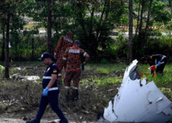 ਹਾਈਵੇਅ ਤੇ ਚੱਲਦੀਆਂ ਕਾਰਾਂ ਨਾਲ ਟਕਰਾਇਆ ਜਹਾਜ਼, 10 ਵਿਅਕਤੀਆਂ ਦੀ ਮੌਤ