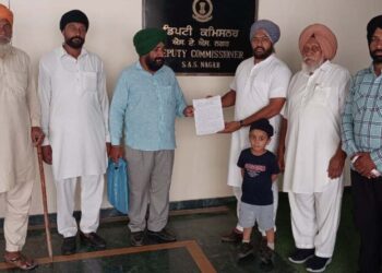 ਨਵੀਂ ਸੜਕ ਦੀ ਉਸਾਰੀ ਕਾਰਨ ਪਡਿਆਲਾ ਵਾਸੀਆਂ ਨੂੰ ਪੇ੪ ਆਉਂਦੀਆਂ ਮੁ੪ਕਲਾਂ ਦੇ ਹਲ ਲਈ ਡਿਪਟੀ ਕਮਿ੪ਨਰ ਨੂੰ ਮੰਗ ਪੱਤਰ ਦਿੱਤਾ