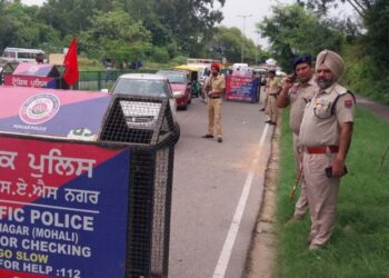 ਪੁਲੀਸ ਵਲੋਂ ਵੱਡੀ ਕਾਰਵਾਈ ਦੇ ਤਹਿਤ ਮੁਹਾਲੀ ਚੰਡੀਗੜ੍ਹ ਨੂੰ ਜੋੜਦੀਆਂ ਥਾਵਾਂ ਤੇ ਨਾਕੇਬੰਦੀ ਕਈ ਵਾਹਨ ਜਬਤ, ਡੇਢ ਦਰਜਨ ਦੇ ਕਰੀਬ ਸੱਕੀ ਹਿਰਾਸਤ ਵਿੱਚ ਲਏ, ਕਈ ਗੱਡੀਆਂ ਦੇ ਚਾਲਾਨ ਕੀਤੇ