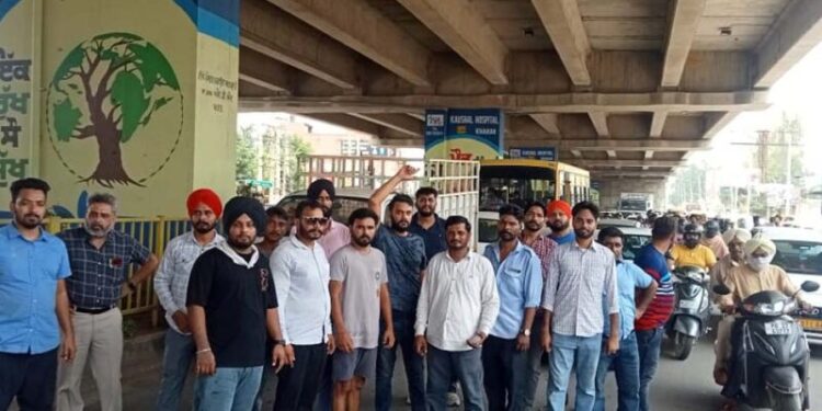 ਨਿਊ ਚੰਡੀਗੜ੍ਹ ਵਿੱਚ ਕੈਬ ਡਰਾਈਵਰ ਦਾ ਕਤਲ ਕੈਬ ਡ੍ਰਾਈਵਰਾਂ ਵਲੋਂ ਹੜਤਾਲ, ਖਰੜ ਵਿਖੇ ਧਰਨਾ ਦੇ ਕੇ ਕੀਤਾ ਚੱਕਾ ਜਾਮ