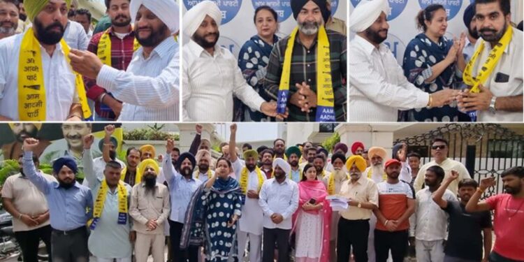 ਸਰਕਾਰ ਦੀਆਂ ਨੀਤੀਆਂ ਦੇ ਚਲਦੇ ਵੱਡੀ ਗਿਣਤੀ ਵਿੱਚ ਲੋਕ ਹੋ ਰਹੇ ਹਨ ਪਾਰਟੀ ਵਿੱਚ ਸ਼ਾਮਿਲ : ਕੁਲਵੰਤ ਸਿੰਘ ਬੱਲੋਮਾਜਰਾ ਦੇ 32 ਪਰਿਵਾਰ ਆਮ ਆਦਮੀ ਪਾਰਟੀ ਵਿੱਚ ਸ਼ਾਮਿਲ