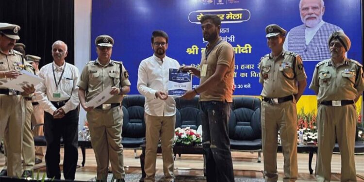 ਕੇਂਦਰੀ ਮੰਤਰੀ ਅਨੁਰਾਗ ਠਾਕੁਰ ਨੇ ਮੁਹਾਲੀ ਵਿੱਚ ਆਯੋਜਿਤ 8ਵੇਂ ਰਾਸ਼ਟਰੀ ਰੁਜਗਾਰ ਮੇਲੇ ਵਿੱਚ ਕੀਤੀ ਸ਼ਮੂਲੀਅਤ ਨਵਨਿਯੁਕਤ ਉਮੀਦਵਾਰਾਂ ਨੂੰ ਵੰਡੇ ਨਿਯੁਕਤੀ ਸਰਟੀਫਿਕੇਟ